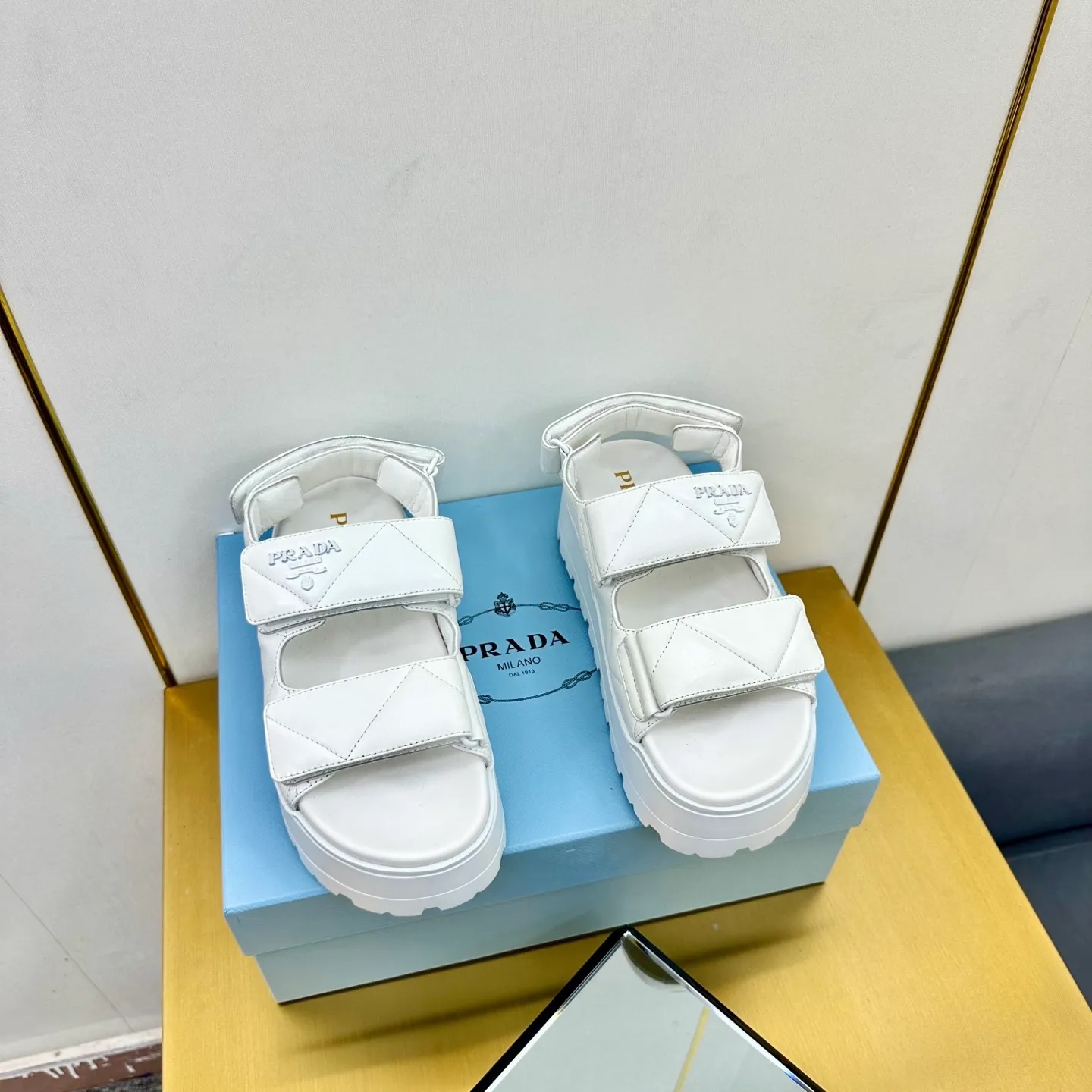 👟👟Ex-factory price 480👟👟 The highest version of Prada's new thick-soled casual sneakers. This sneaker continues the timeless silhouette and is a new classic item. Crafted from leather to enhance style. The style is light, with a triangle buckle logo and a 5CM thick sole. It is suitable for all seasons and can be matched with all kinds of casual styles. In an era where various styles are full of attention, the most long-term companion and the one that captures people's hearts bit by bit is undoubtedly the white shoe. Fabric: Cowhide Lining: Sheepskin Outsole: Original rubber outsole Sole thickness: 5CM Size 35-41